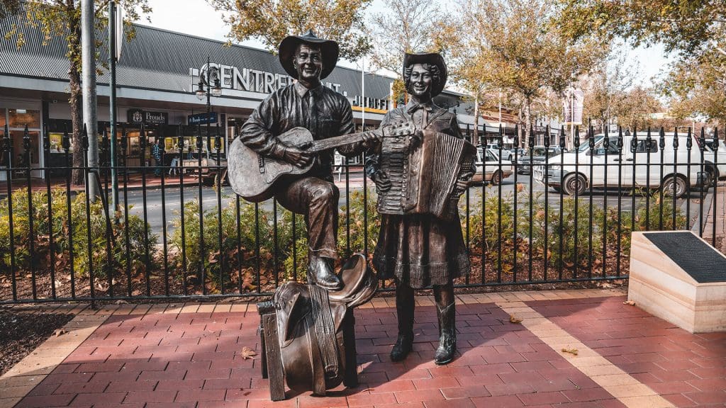 Slim Dusty and Joy McKean bronze statues Tamworth