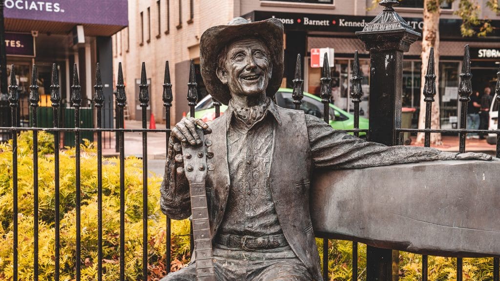 Smoky Dawson bronze statue in Tamworth